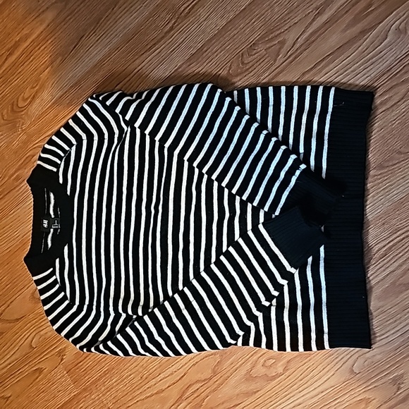 Sweaters - Picture 5 of 7